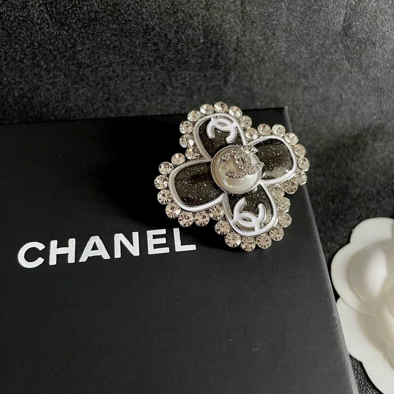 Chanel Brooch 06yxs53